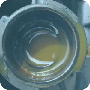 علائم خرابی بلوک سیلندر-وجود روغن در مایع خنک‌کننده (مایع شیر قهوه‌ای رنگ در رادیاتور)